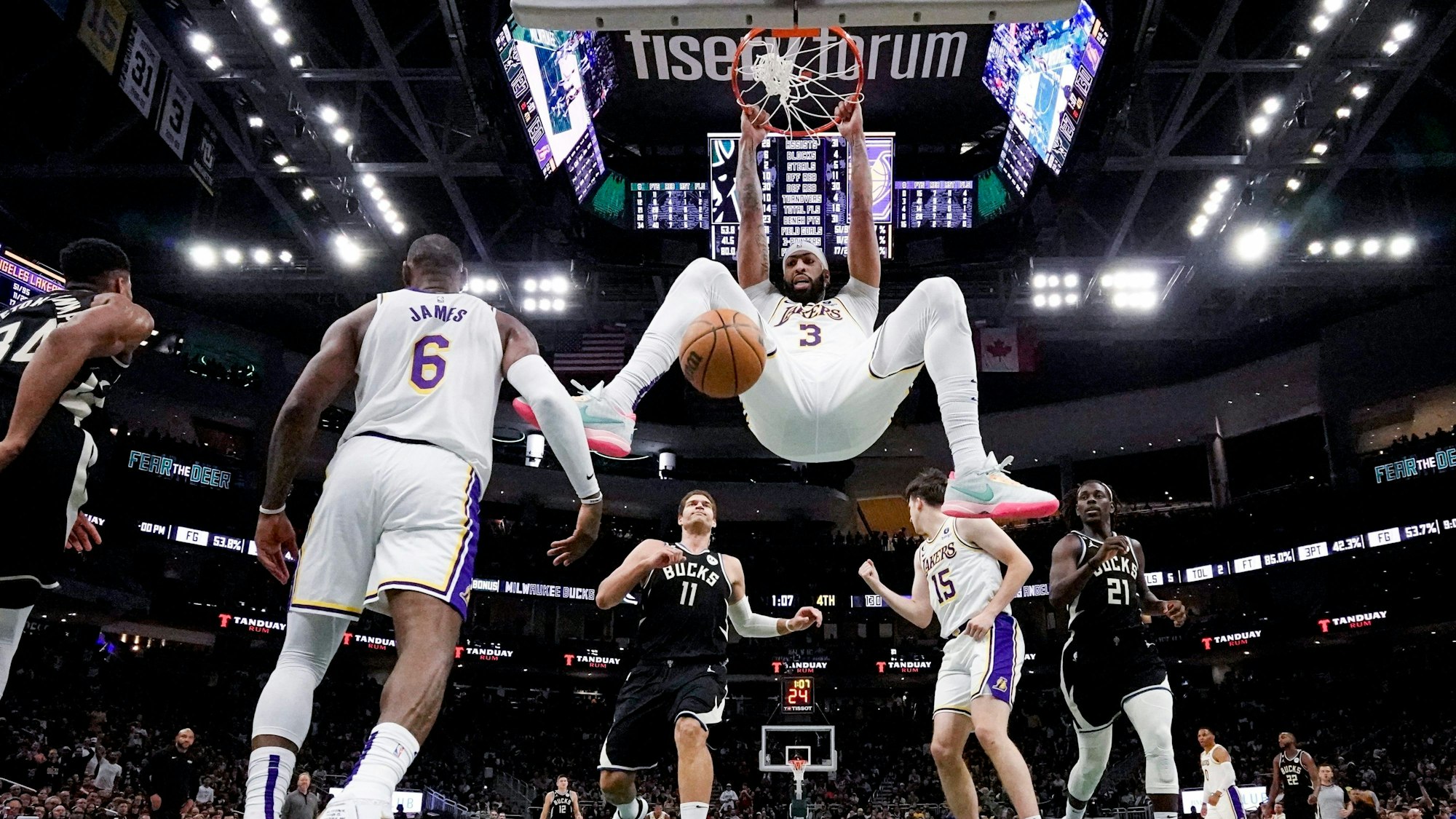 Anthony Davis von den Los Angeles Lakers macht einen Dunk gegen die milwaukee Bucks.