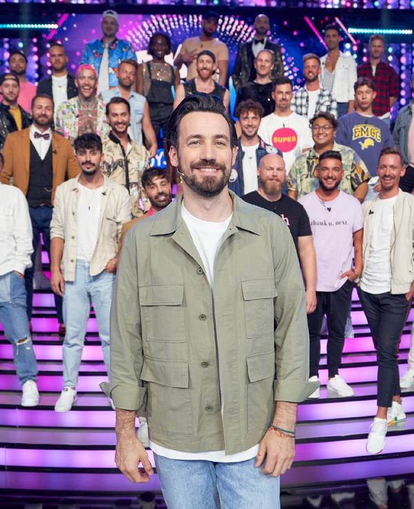 Moderator Jan Köppen zusammen mit den 30 Kandidaten für die „Boys, Boys, Boys“ Ausgabe von „Take Me Out“.