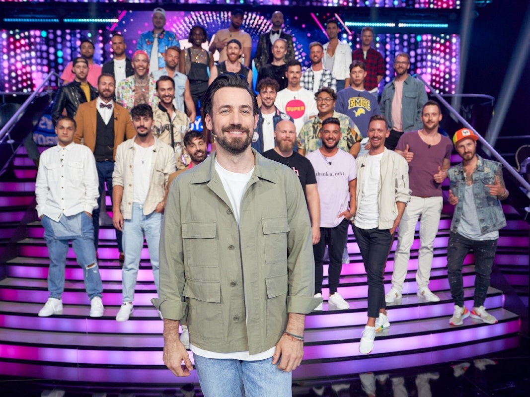 Moderator Jan Köppen zusammen mit den 30 Kandidaten für die „Boys, Boys, Boys“ Ausgabe von „Take Me Out“.