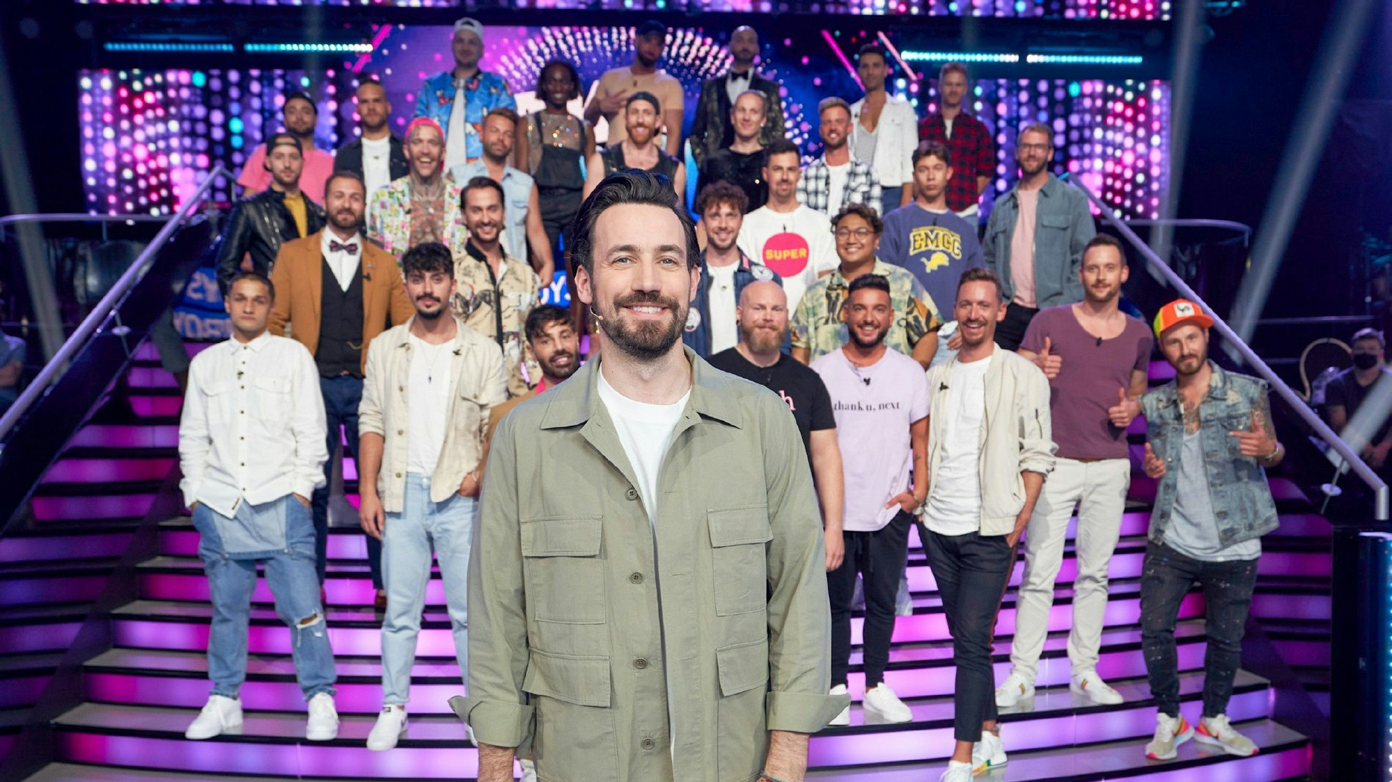 Moderator Jan Köppen zusammen mit den 30 Kandidaten für die „Boys, Boys, Boys“ Ausgabe von „Take Me Out“.