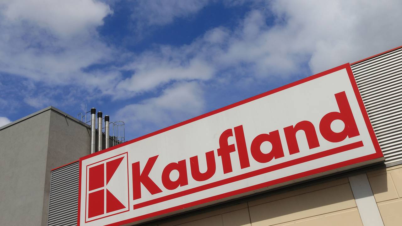 Das Logo von „Kaufland“ an einer Filiale der Supermarktkette.