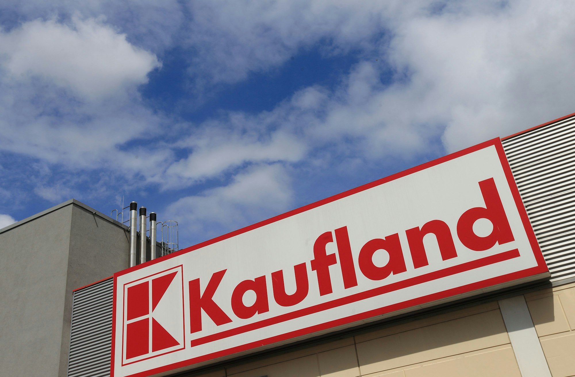 Das Logo von „Kaufland“ an einer Filiale der Supermarktkette.