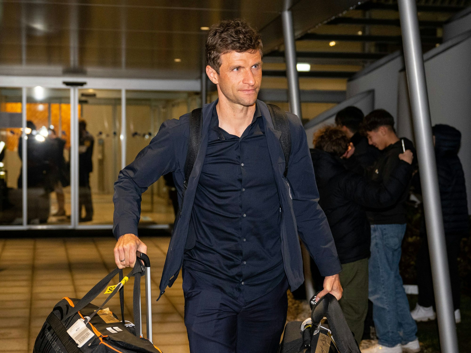 Nationalspieler Thomas Müller kommt am Flughafen München an.