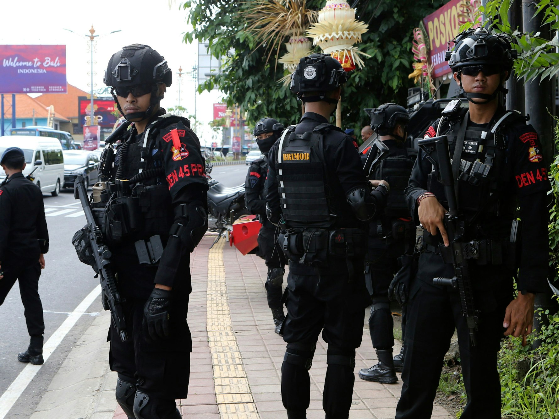 Polizeibeamte bewachen eine Straße, die zum Veranstaltungsort des G20-Gipfels führt.
