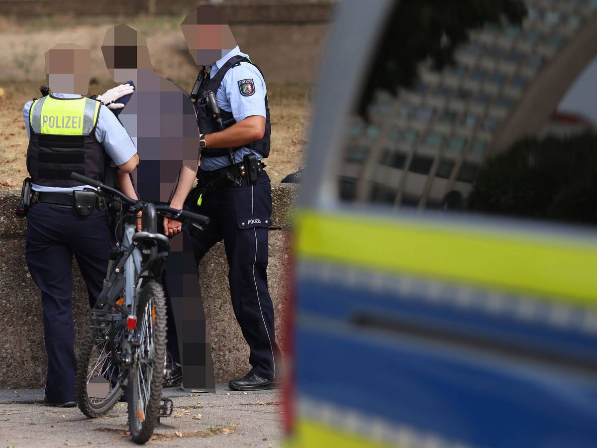 Polizeikräfte nehmen einen Mann fest während einer Razzia der Polizei gegen Drogendealer am Ebertplatz in Köln.