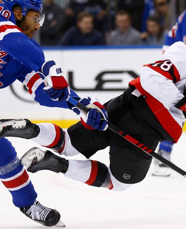 Tim Stützle von den Ottawa Senators fliegt nach einem Schuss gegen die New York Rangers über das Eis.