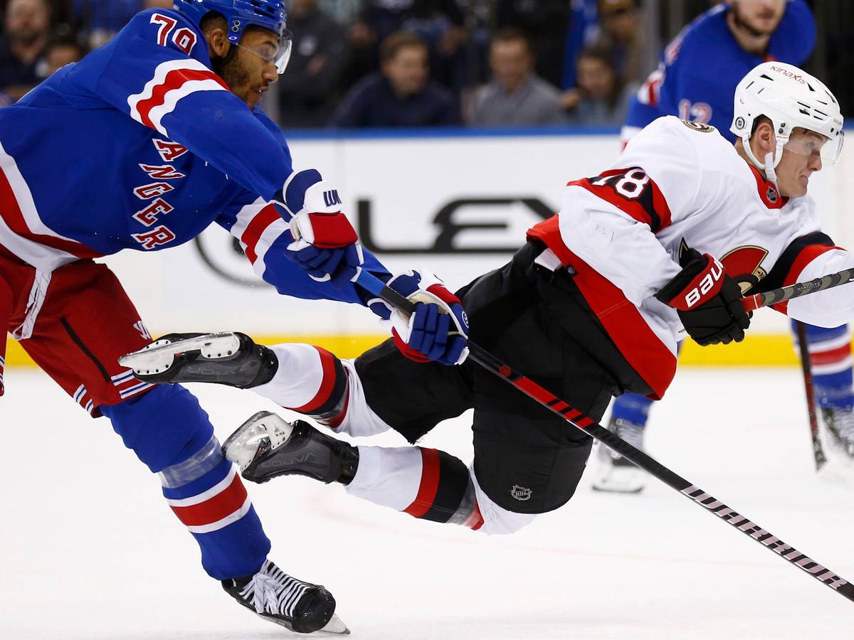 Tim Stützle von den Ottawa Senators fliegt nach einem Schuss gegen die New York Rangers über das Eis.