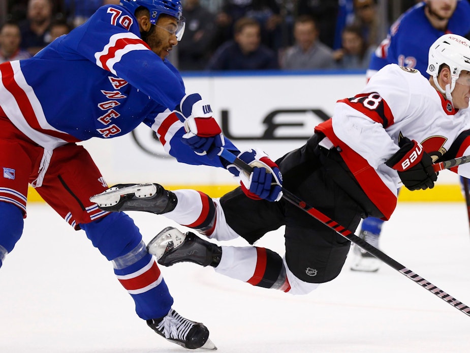 Tim Stützle von den Ottawa Senators fliegt nach einem Schuss gegen die New York Rangers über das Eis.