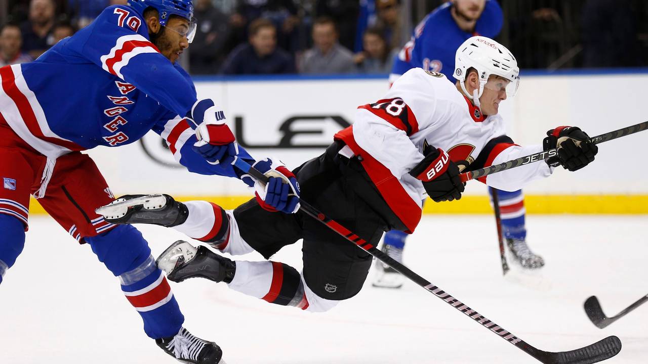 Tim Stützle von den Ottawa Senators fliegt nach einem Schuss gegen die New York Rangers über das Eis.