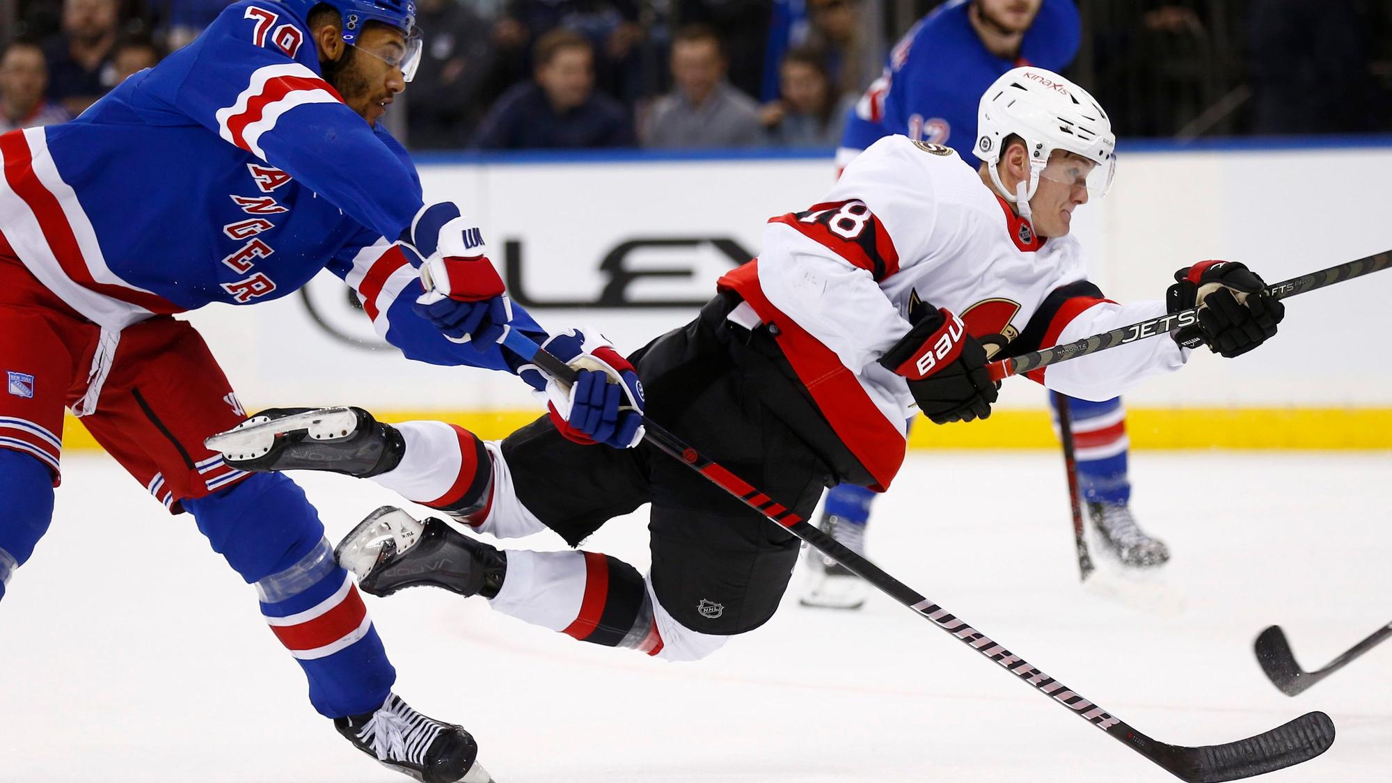 Tim Stützle von den Ottawa Senators fliegt nach einem Schuss gegen die New York Rangers über das Eis.