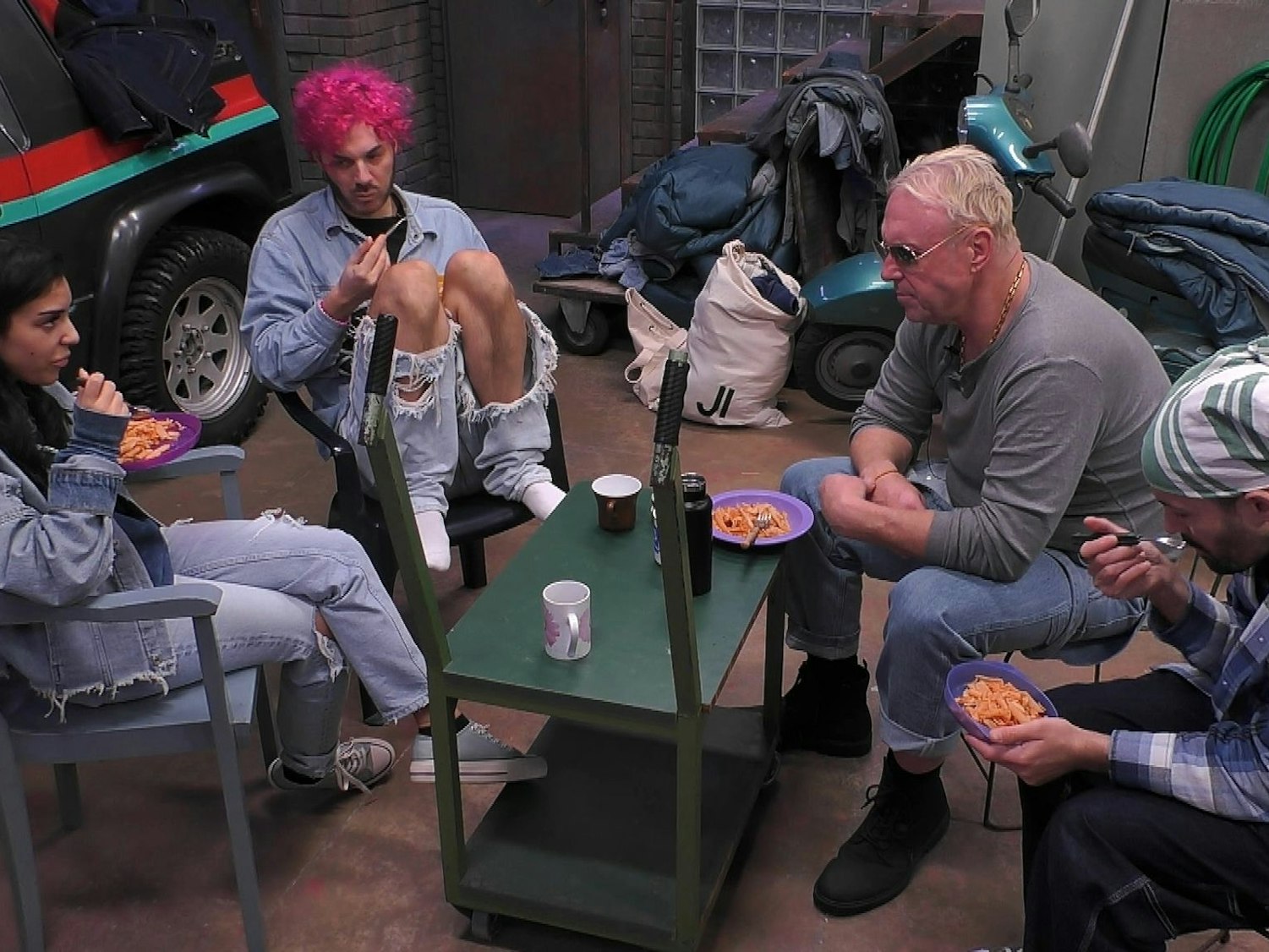 Wegen diverser Regelverstöße gab es keinen Penny-Einkauf und die Garagen-Bewohner:innen müssen mit den übrigen Lebensmitteln klar kommen.