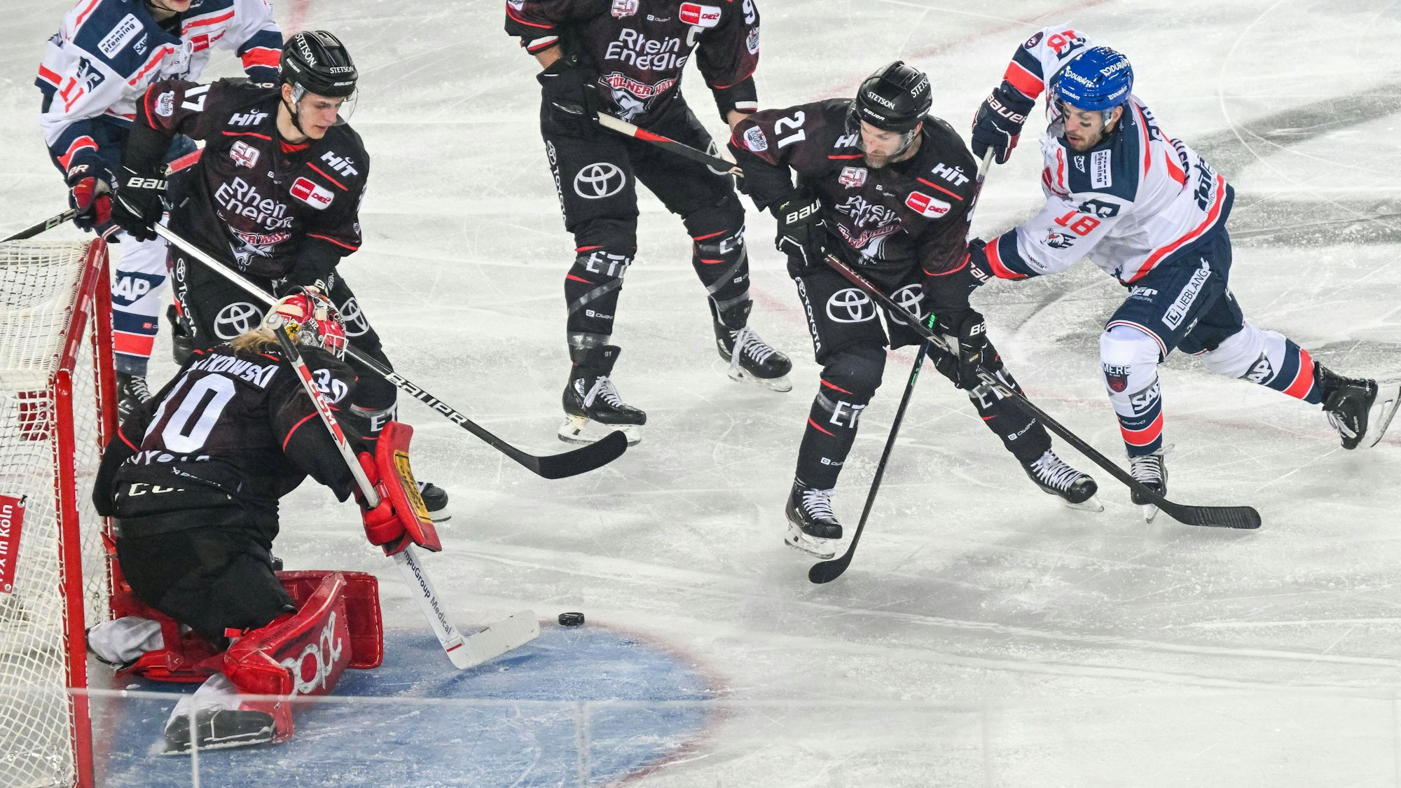 Die Spieler der Kölner Haie klären einen Angriff der Adler Mannheim im Winter Game.