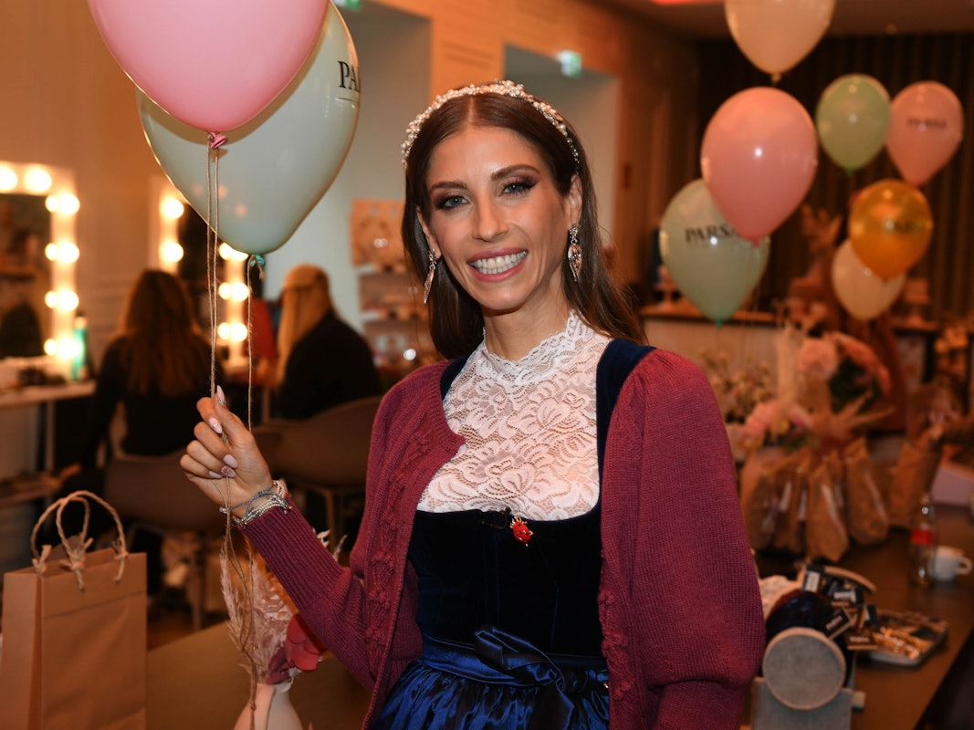 Die Moderatorin Cathy Hummels bereitet sich auf ihrem Wiesn-Bummel auf dem Oktoberfest im Roomers Hotel vor. +++ dpa-Bildfunk +++