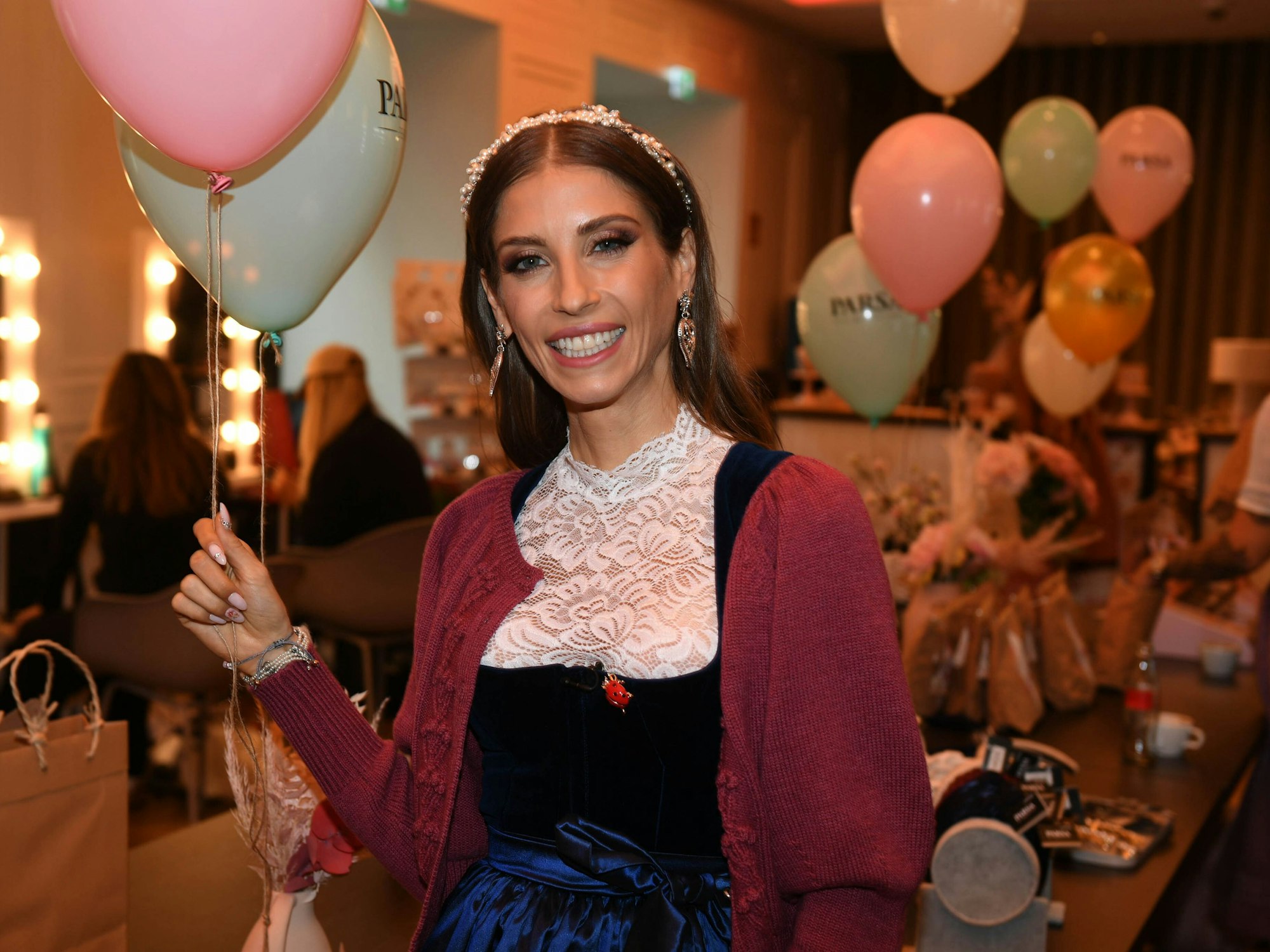 Die Moderatorin Cathy Hummels bereitet sich auf ihrem Wiesn-Bummel auf dem Oktoberfest im Roomers Hotel vor. +++ dpa-Bildfunk +++