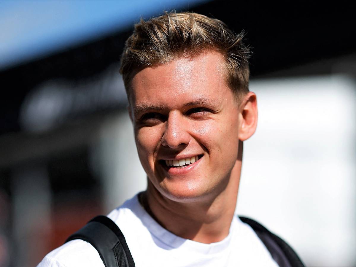 Mick Schumacher geht am Rande des USA-Rennens der Formel 1 in Austin lächelnd durch das Fahrerlager
