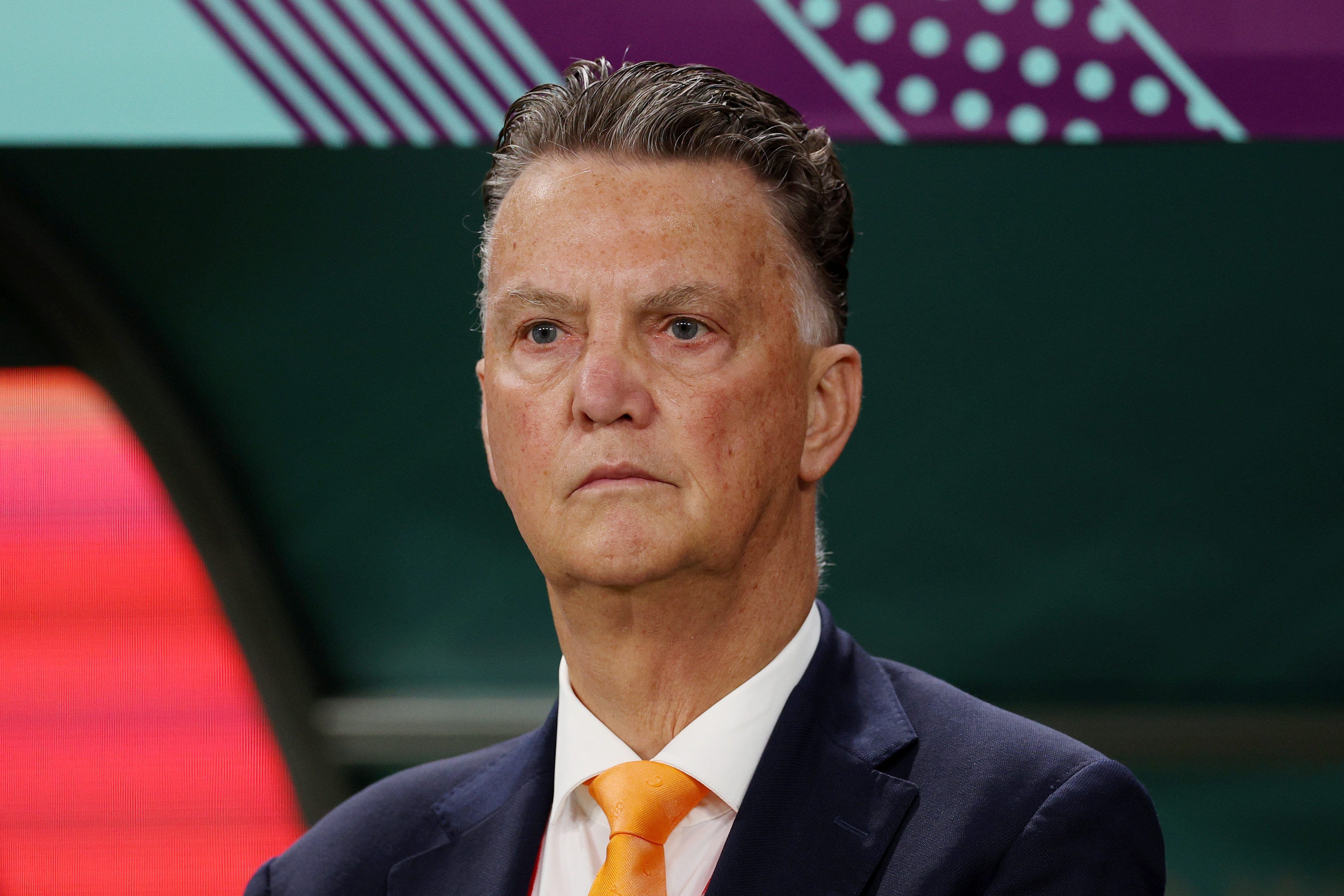 Bondscoach Louis van Gaal steht beim WM-Spiel der Niederlande gegen die USA an der Seitenlinie.
