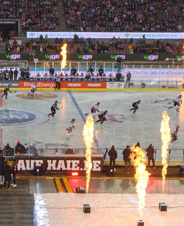 Feuer kommt aus den Säulen nach dem Start des Winter Games der Kölner Haie.