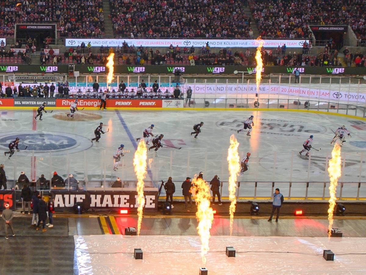 Feuer kommt aus den Säulen nach dem Start des Winter Games der Kölner Haie.