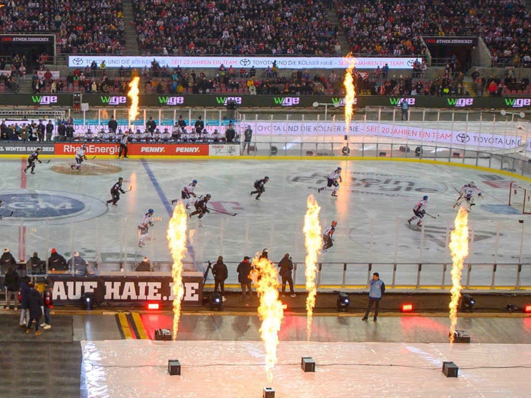 Feuer kommt aus den Säulen nach dem Start des Winter Games der Kölner Haie.