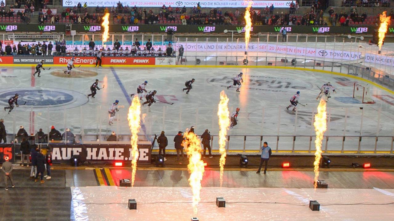 Feuer kommt aus den Säulen nach dem Start des Winter Games der Kölner Haie.