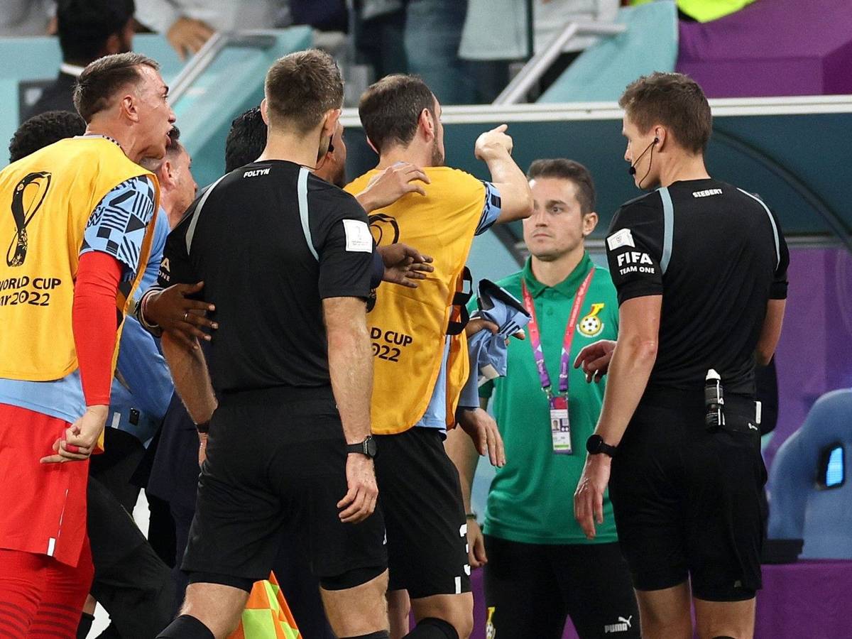 Zahlreiche Uruguay-Spieler benahmen sich nach dem WM-Aus ordentlich daneben. Hier brüllt Fernando Muslera Linienrichter Rafael Foltyn an, zahlreiche Teamkollegen gegen auf Schiri Daniel Siebert (r.) los.