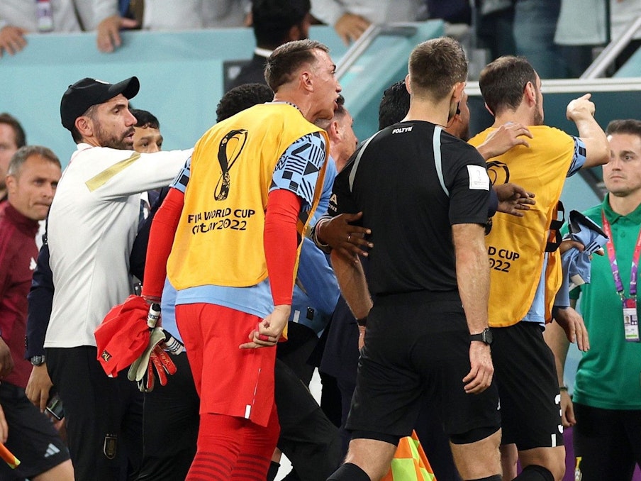 Zahlreiche Uruguay-Spieler benahmen sich nach dem WM-Aus ordentlich daneben. Hier brüllt Fernando Muslera Linienrichter Rafael Foltyn an, zahlreiche Teamkollegen gegen auf Schiri Daniel Siebert (r.) los.