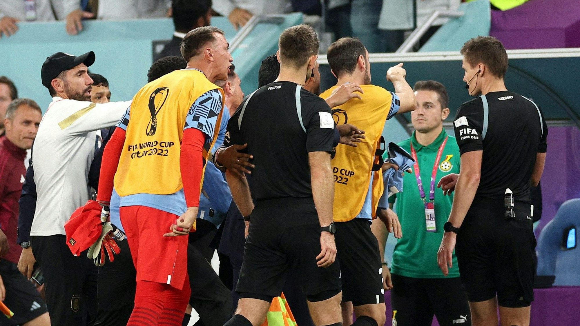 Zahlreiche Uruguay-Spieler benahmen sich nach dem WM-Aus ordentlich daneben. Hier brüllt Fernando Muslera Linienrichter Rafael Foltyn an, zahlreiche Teamkollegen gegen auf Schiri Daniel Siebert (r.) los.