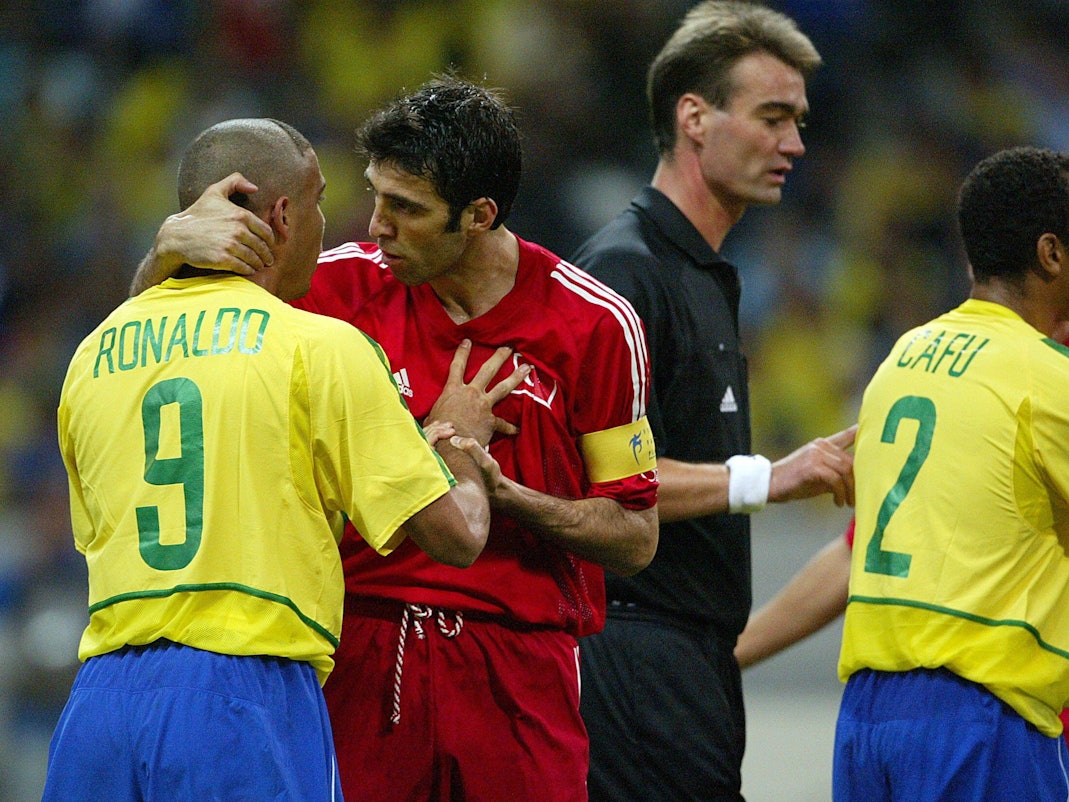 Der Brasilianer Ronaldo und der Türke Hakan Sükür während des WM-Halbfinals 2002.