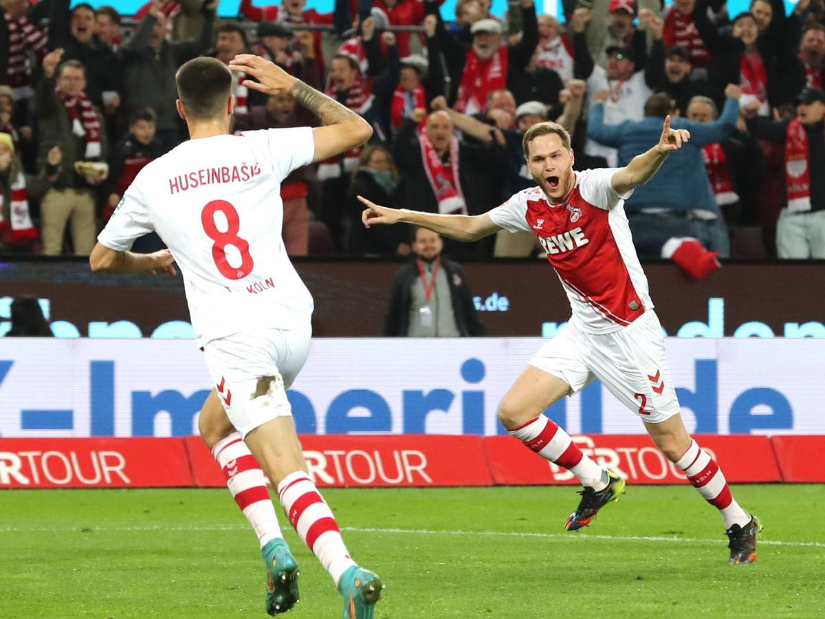 Benno Schmitz jubelt über sein Tor für den 1. FC Köln gegen Bayer Leverkusen.