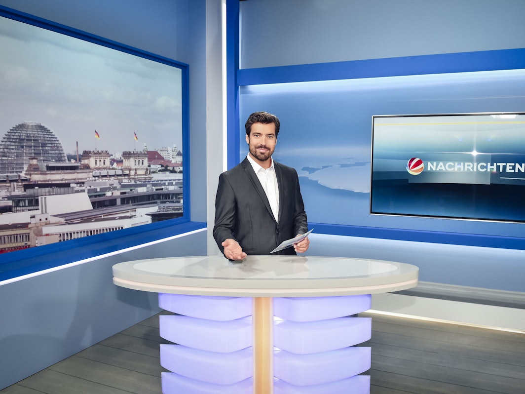 Moderator Max Oppel steht im Studio des Sat.1-„Frühstückfernsehens“.