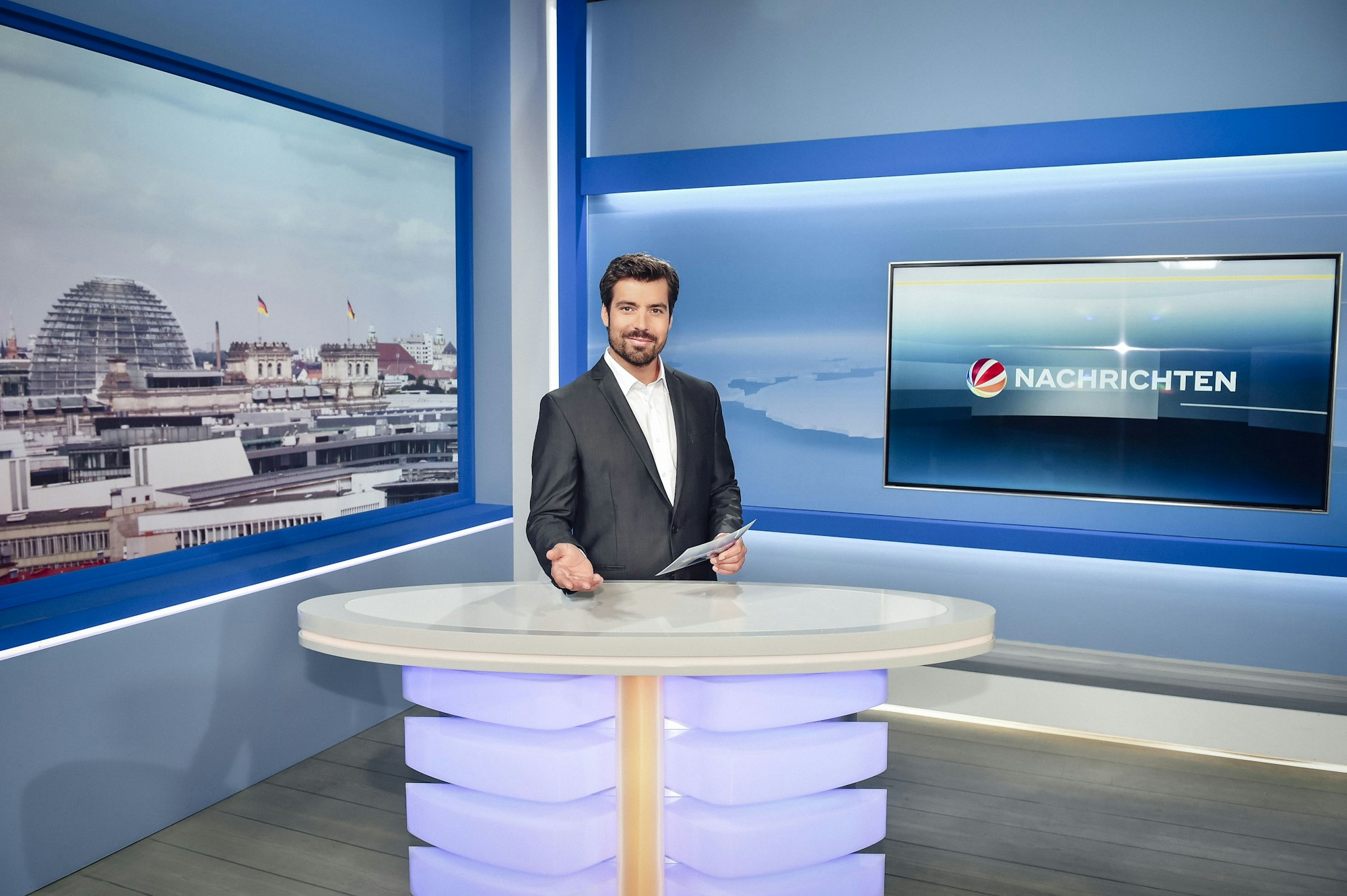 Moderator Max Oppel steht im Studio des Sat.1-„Frühstückfernsehens“.