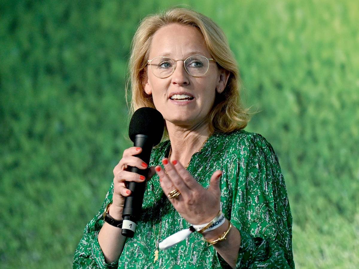 Donata Hopfen spricht auf einer Veranstaltung in ein Mikrofon.