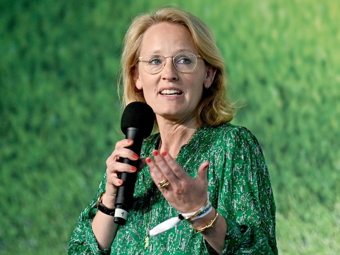 Donata Hopfen spricht auf einer Veranstaltung in ein Mikrofon.