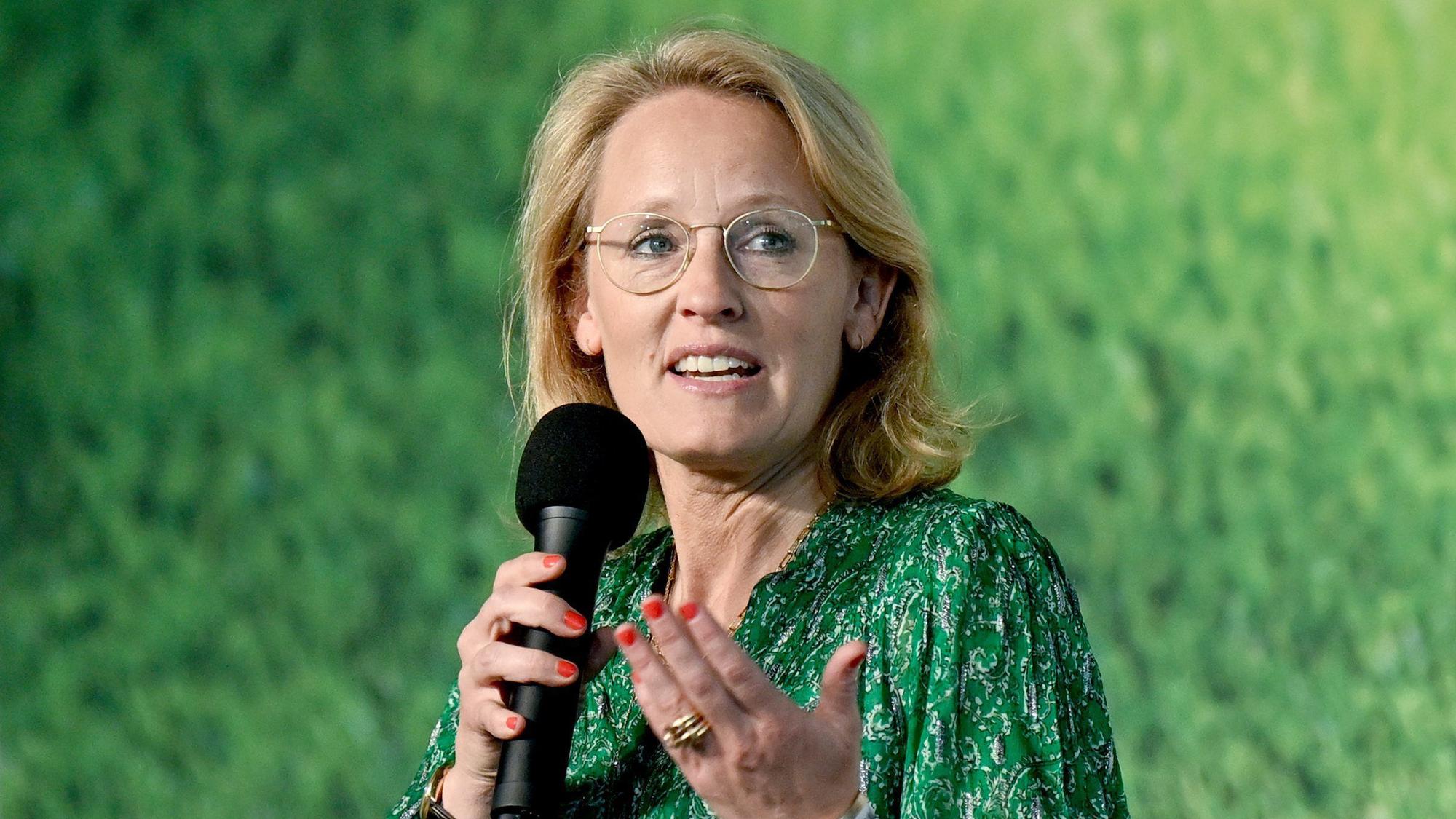 Donata Hopfen spricht auf einer Veranstaltung in ein Mikrofon.