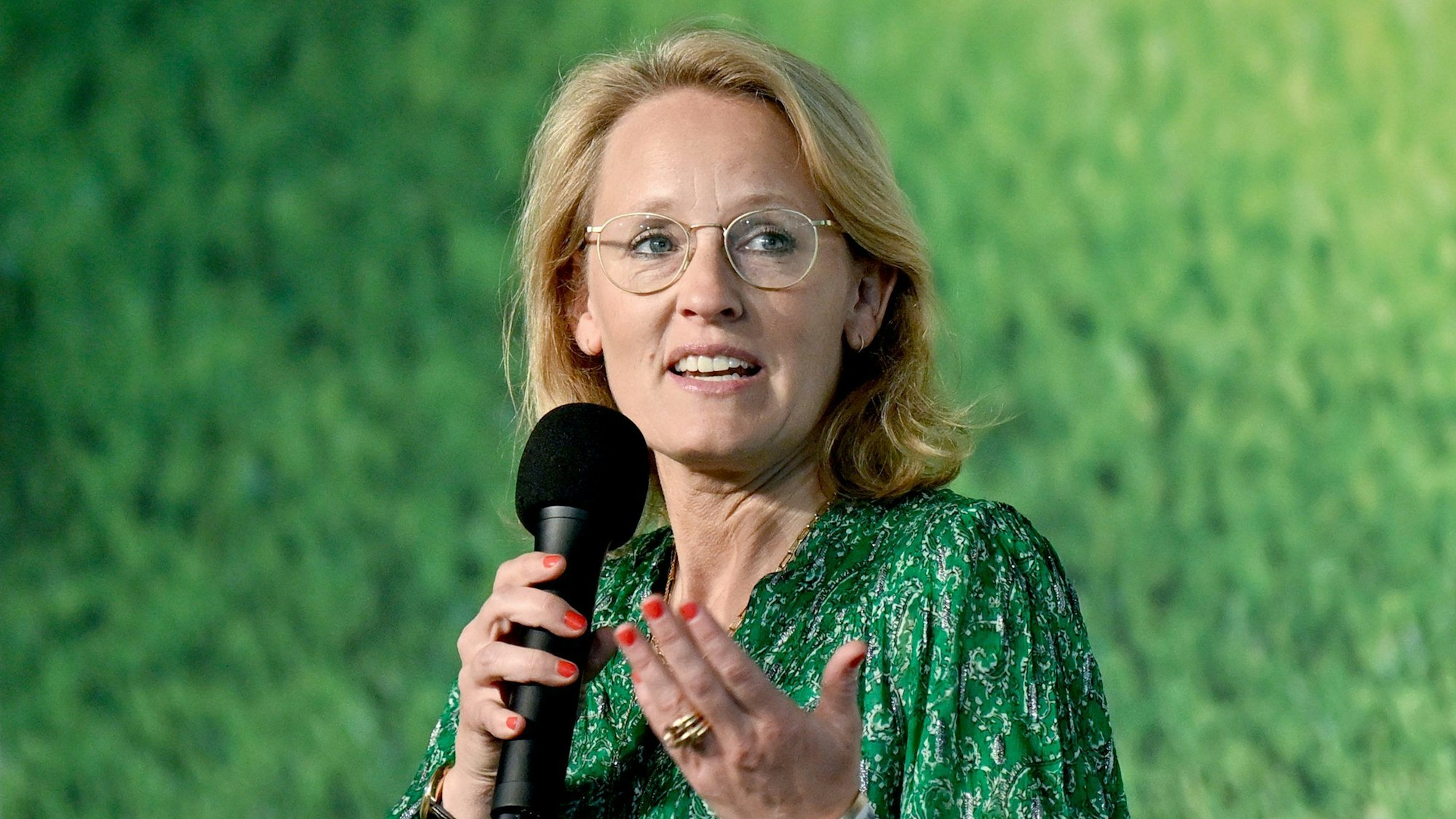 Donata Hopfen spricht auf einer Veranstaltung in ein Mikrofon.