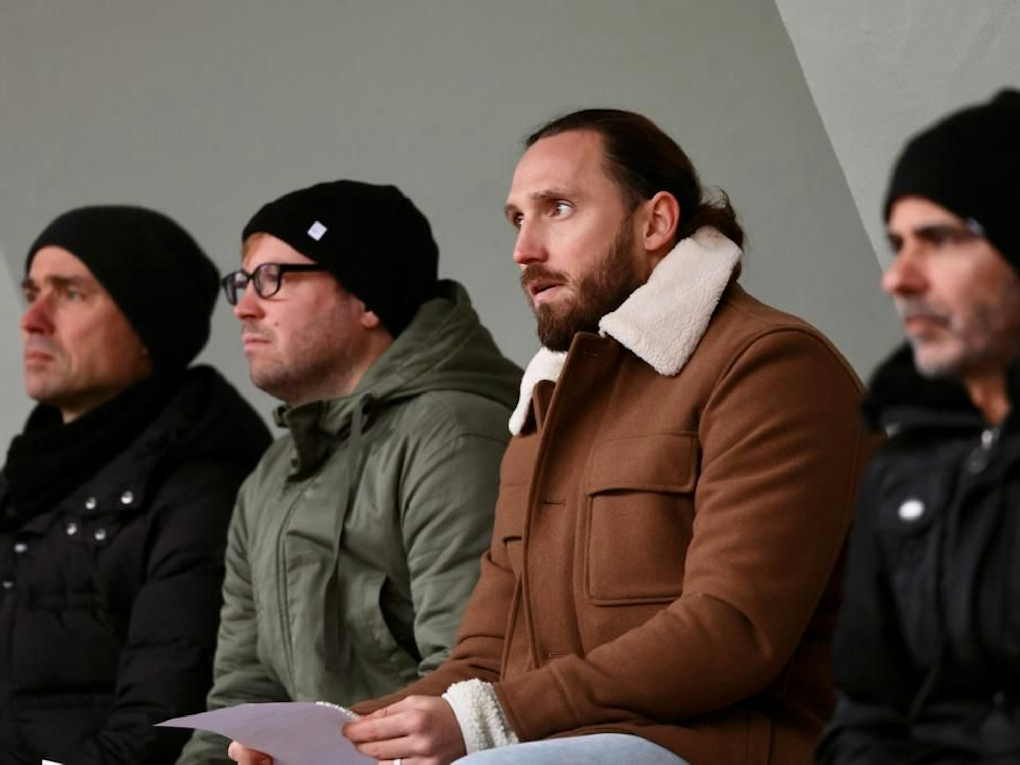 Marco Höger sitzt beim U19-Spiel des 1. FC Köln gegen Preußen Münster auf der Tribüne.