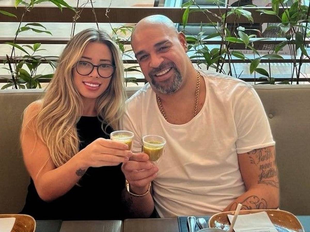 Ex-Fußballer Adriano posiert beim Frühstuck in einer Mall mit seiner Ehefrau Micaela Mesquita.