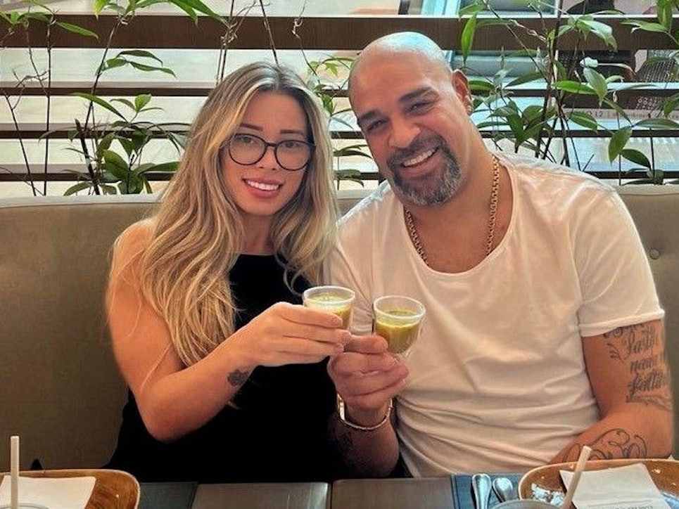 Ex-Fußballer Adriano posiert beim Frühstuck in einer Mall mit seiner Ehefrau Micaela Mesquita.