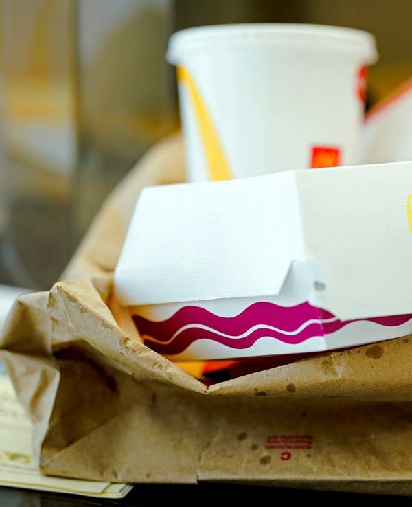 Eine Auswahl an McDonalds-Verpackungsmaterial liegt zu Demonstrationszwecken im Verhandlungssaal des baden-württembergischen Verwaltungsgerichtshofs auf dem Tisch der Anwälte der Stadt Tübingen.