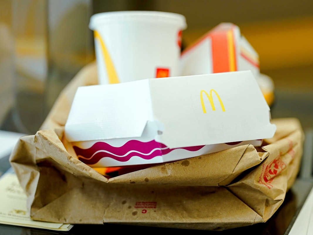 Eine Auswahl an McDonalds-Verpackungsmaterial liegt zu Demonstrationszwecken im Verhandlungssaal des baden-württembergischen Verwaltungsgerichtshofs auf dem Tisch der Anwälte der Stadt Tübingen.