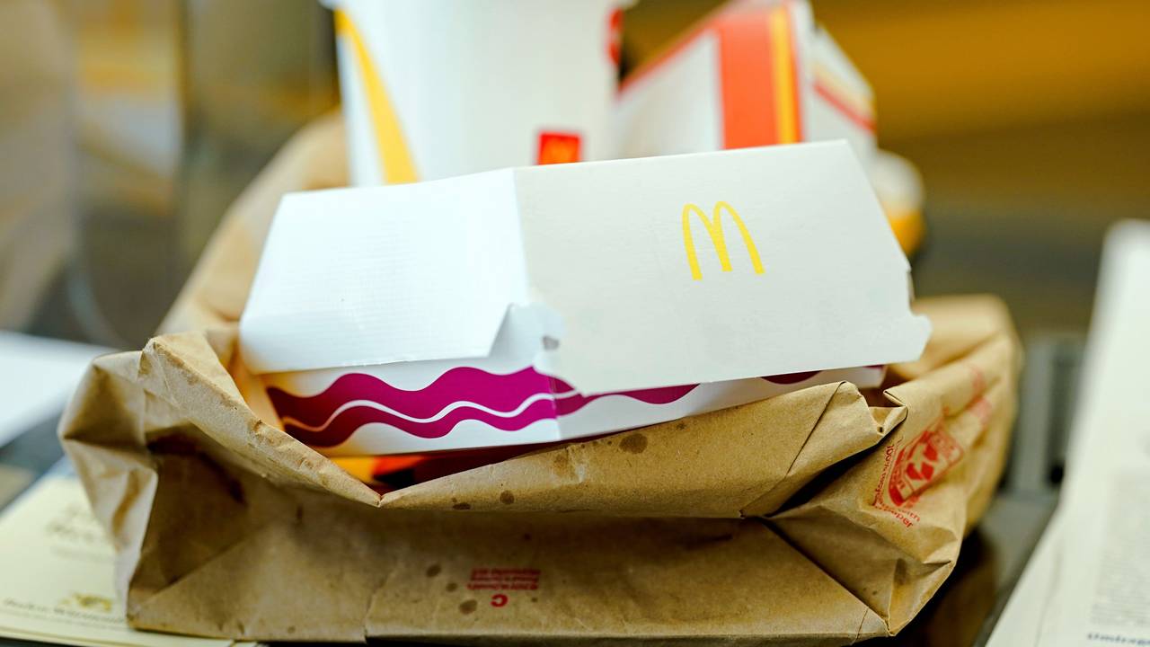 Eine Auswahl an McDonalds-Verpackungsmaterial liegt zu Demonstrationszwecken im Verhandlungssaal des baden-württembergischen Verwaltungsgerichtshofs auf dem Tisch der Anwälte der Stadt Tübingen.