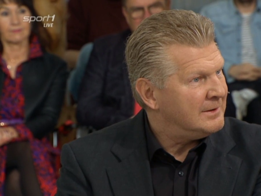 Stefan Effenberg sitzt im Doppelpass bei Sport1 und spricht über das WM-Aus und Bundestrainer Hansi Flick.