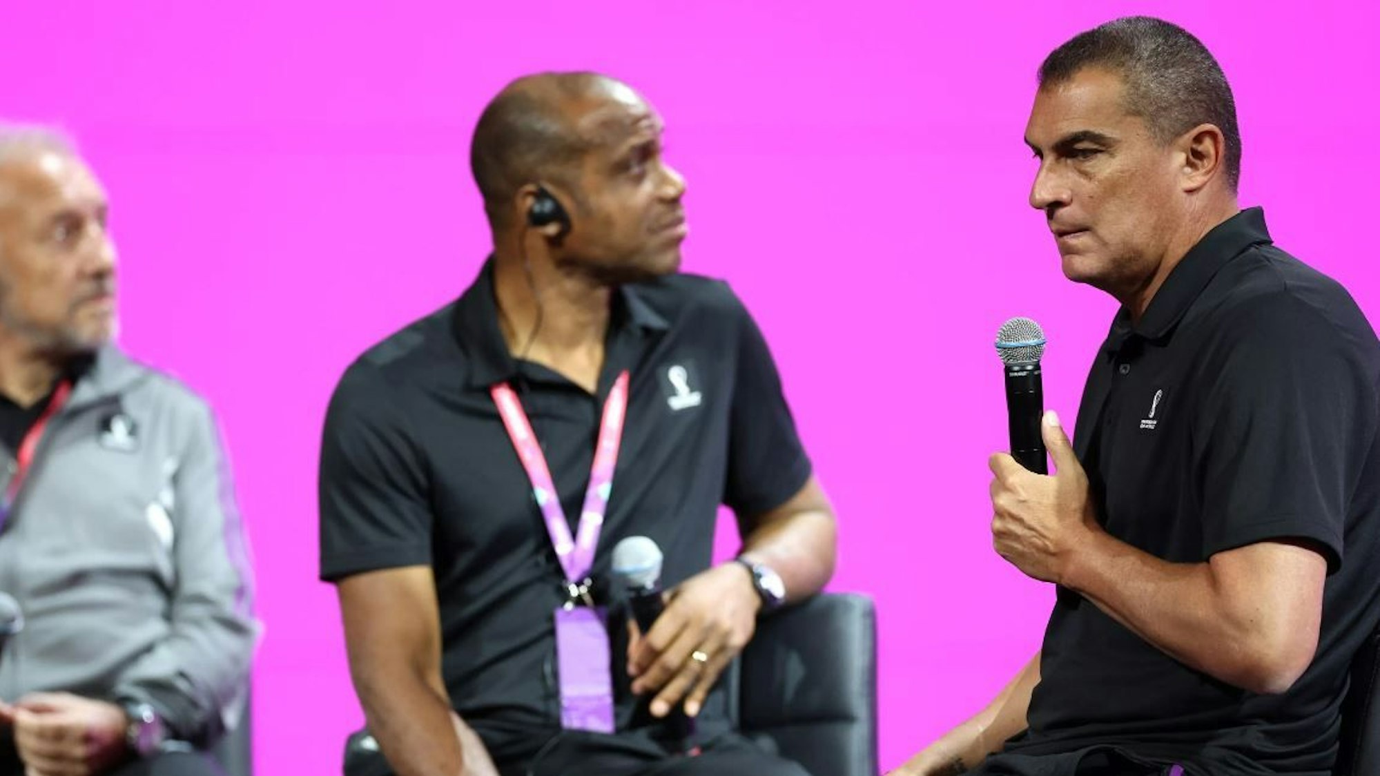 Faryd Mondragón und Sunday Oliseh sprechen auf einer Pressekonferenz der Analyse-Einheit der FIFA in Katar.