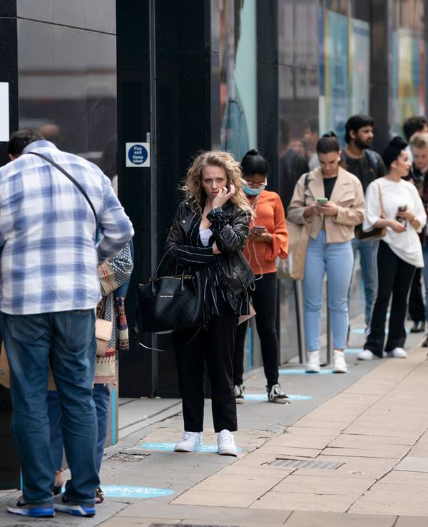 2020 standen die Kundinnen und Kunden noch vor einer Primark-Filiale in Manchester (Großbritannien) Schlange, auch in Deutschland war der Hype groß. Doch hierzulande steht der irische Mode-Discounter aktuell vor massiven Problemen.