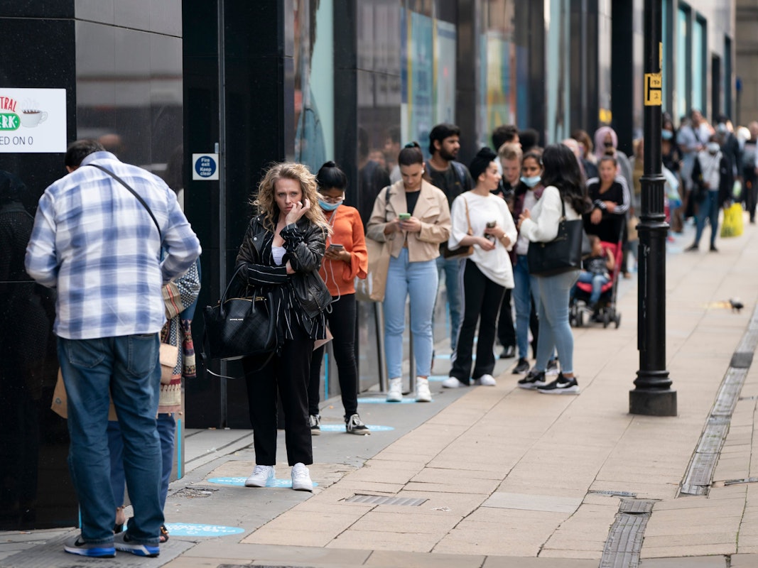 2020 standen die Kundinnen und Kunden noch vor einer Primark-Filiale in Manchester (Großbritannien) Schlange, auch in Deutschland war der Hype groß. Doch hierzulande steht der irische Mode-Discounter aktuell vor massiven Problemen.