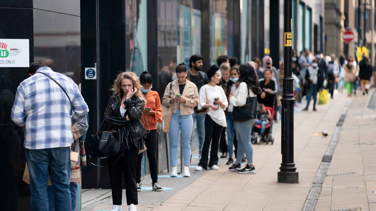 2020 standen die Kundinnen und Kunden noch vor einer Primark-Filiale in Manchester (Großbritannien) Schlange, auch in Deutschland war der Hype groß. Doch hierzulande steht der irische Mode-Discounter aktuell vor massiven Problemen.