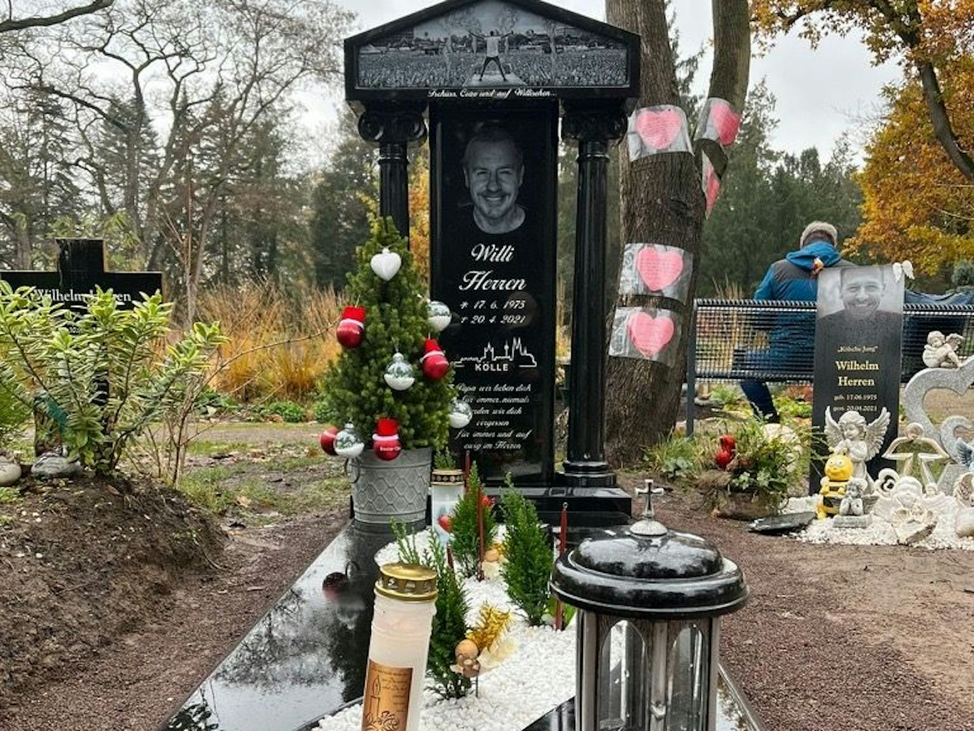 Blick auf den neuen Grabstein von Willi Herren