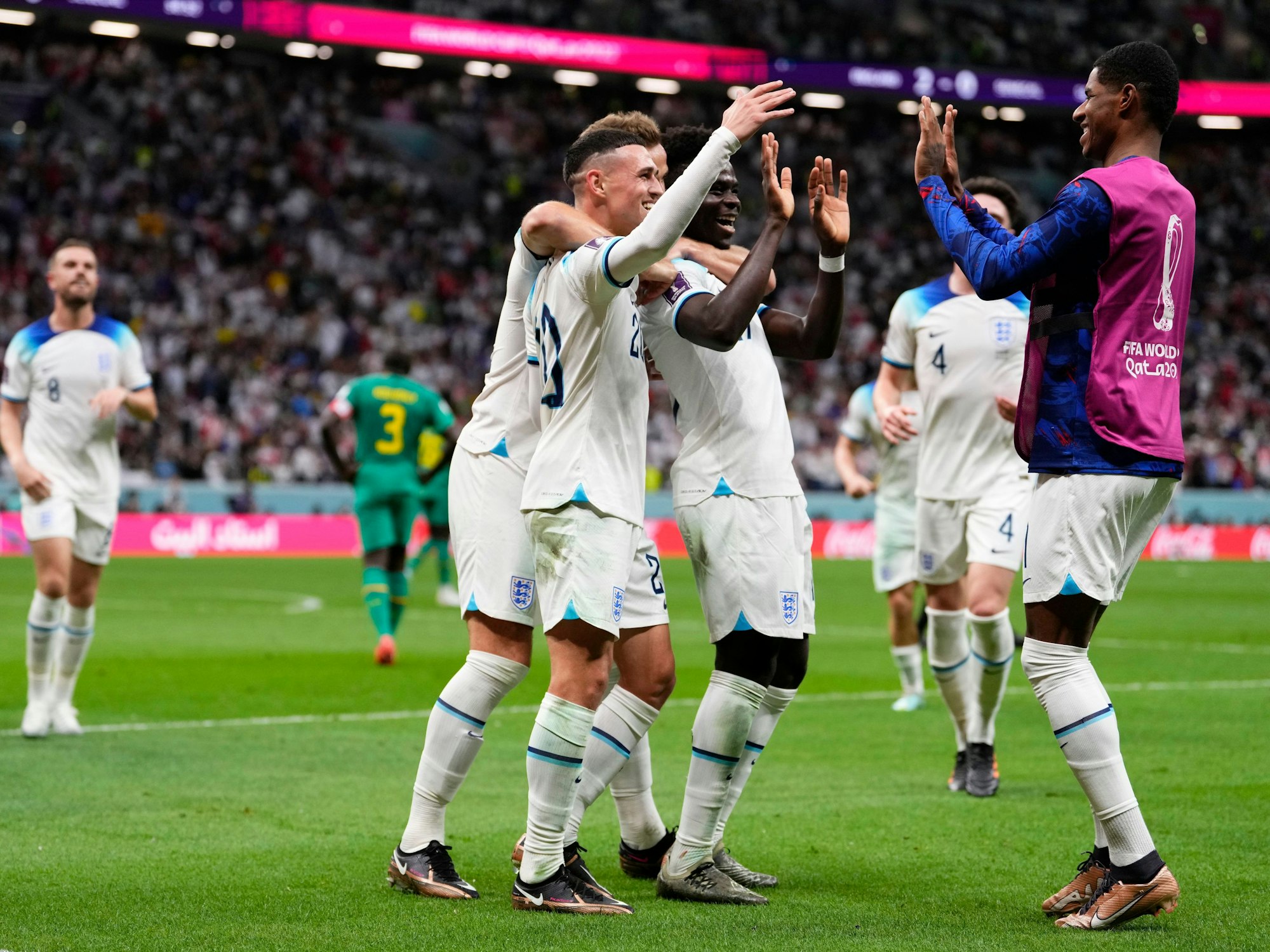 Bukayo Saka klatscht sich nach seinem Treffer mit seinen Teamkollegen ab.