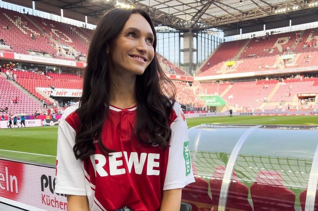 Anna Adamyan lacht bei einem Spiel des 1. FC Köln im Rhein-Energie-Stadion.