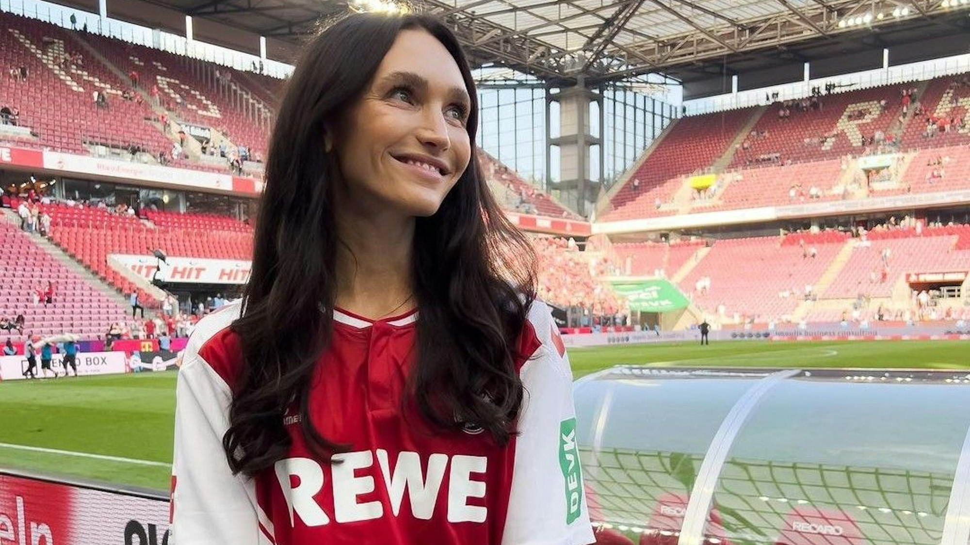 Anna Adamyan lacht bei einem Spiel des 1. FC Köln im Rhein-Energie-Stadion.